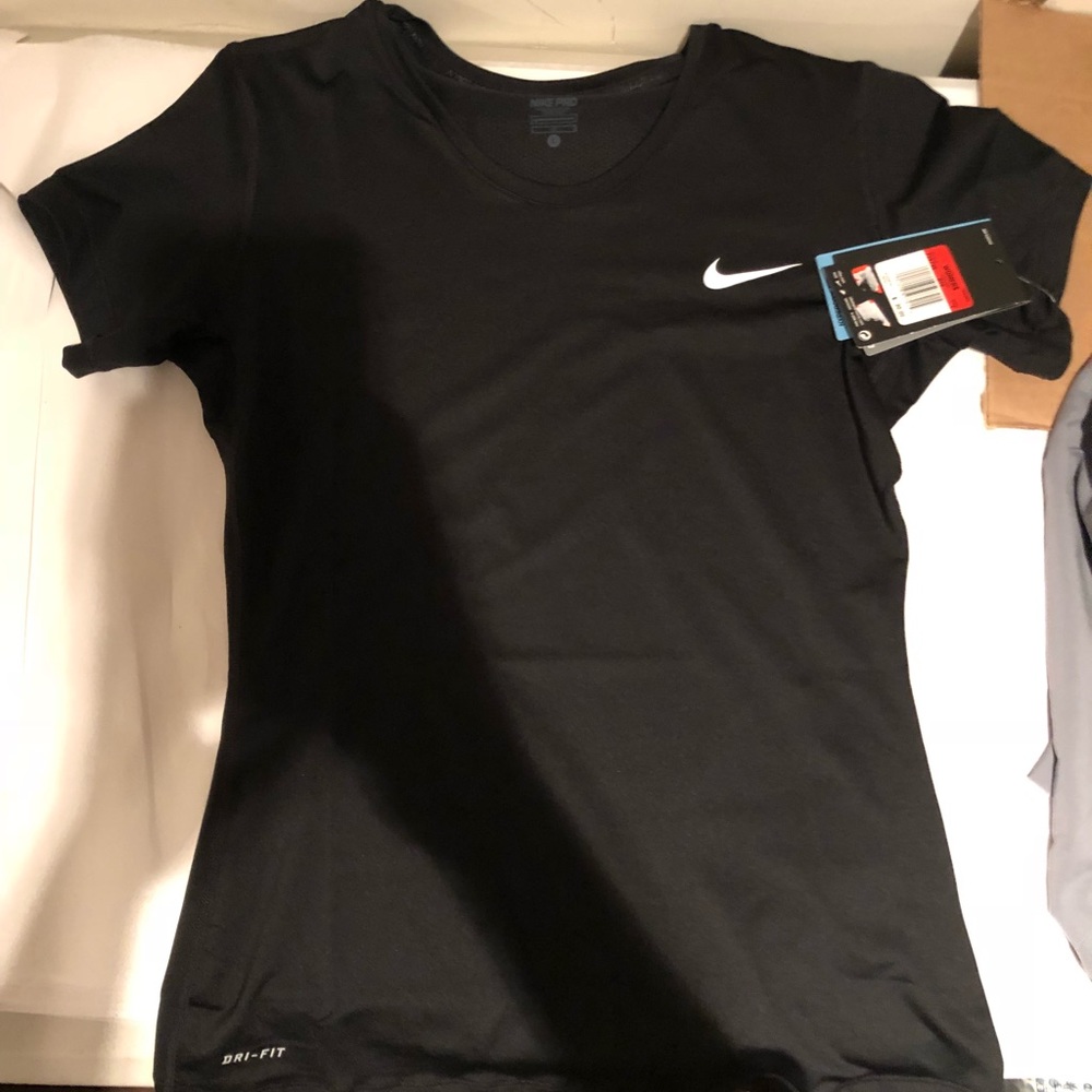 BRAND NEW Nike women’s training t-shirt size large